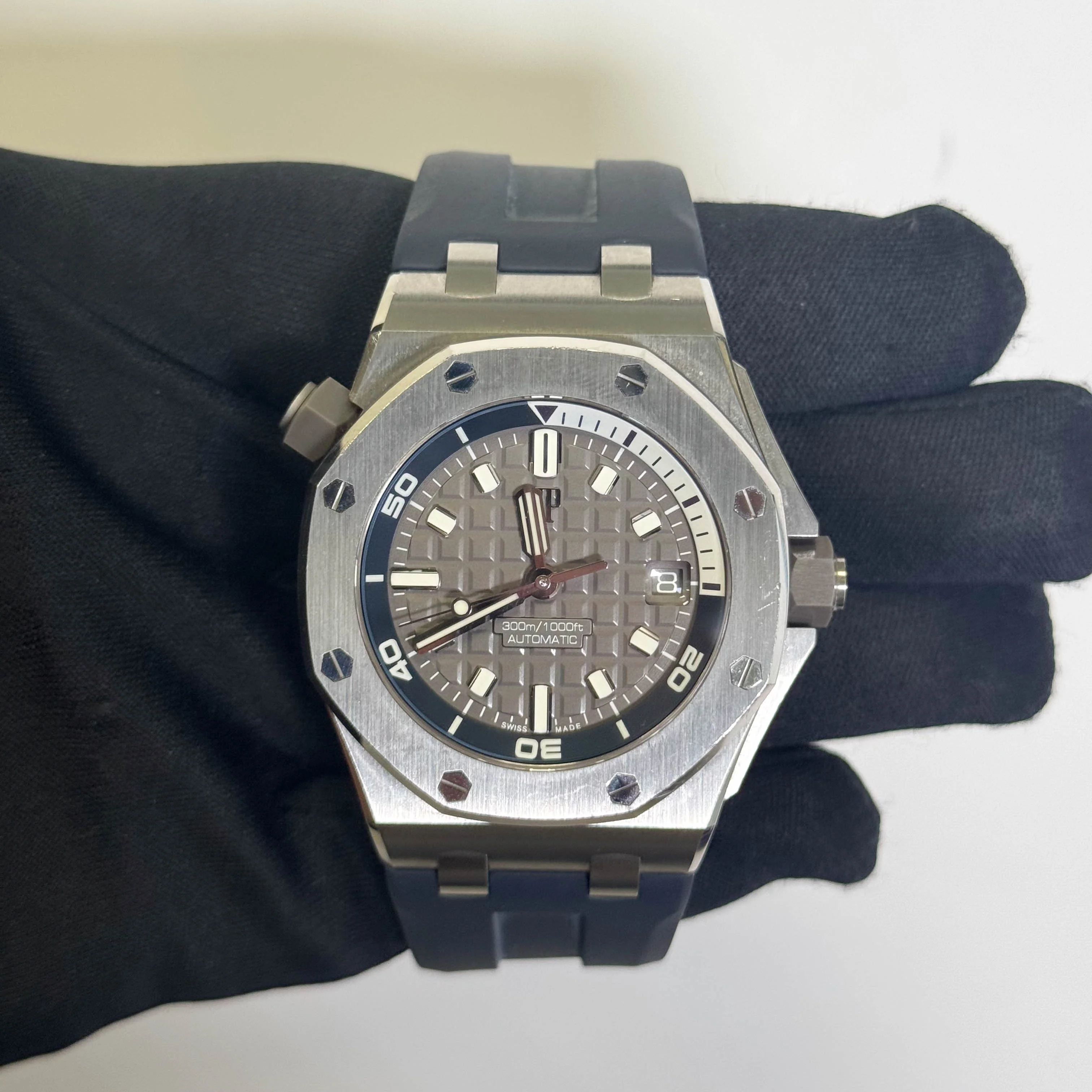 Audemars Piguet Diver 42mm Grey Dot Dial Watch Ref# 15720ST.OO.A009CA.01 - Image 2