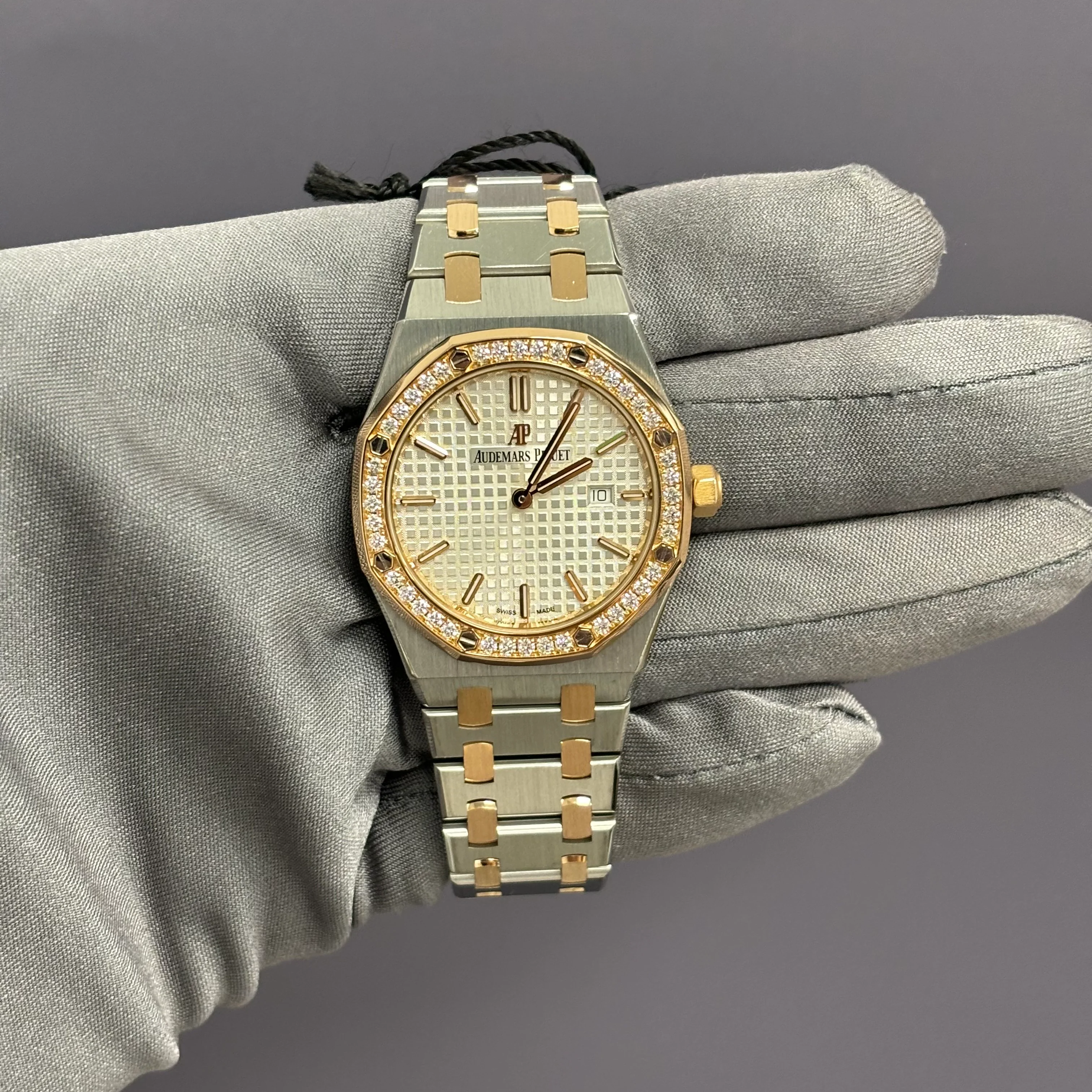 Audemars Piguet Royal Oak 33mm White Dial Ref# 67651SR.ZZ.1261SR.01 - Image 2