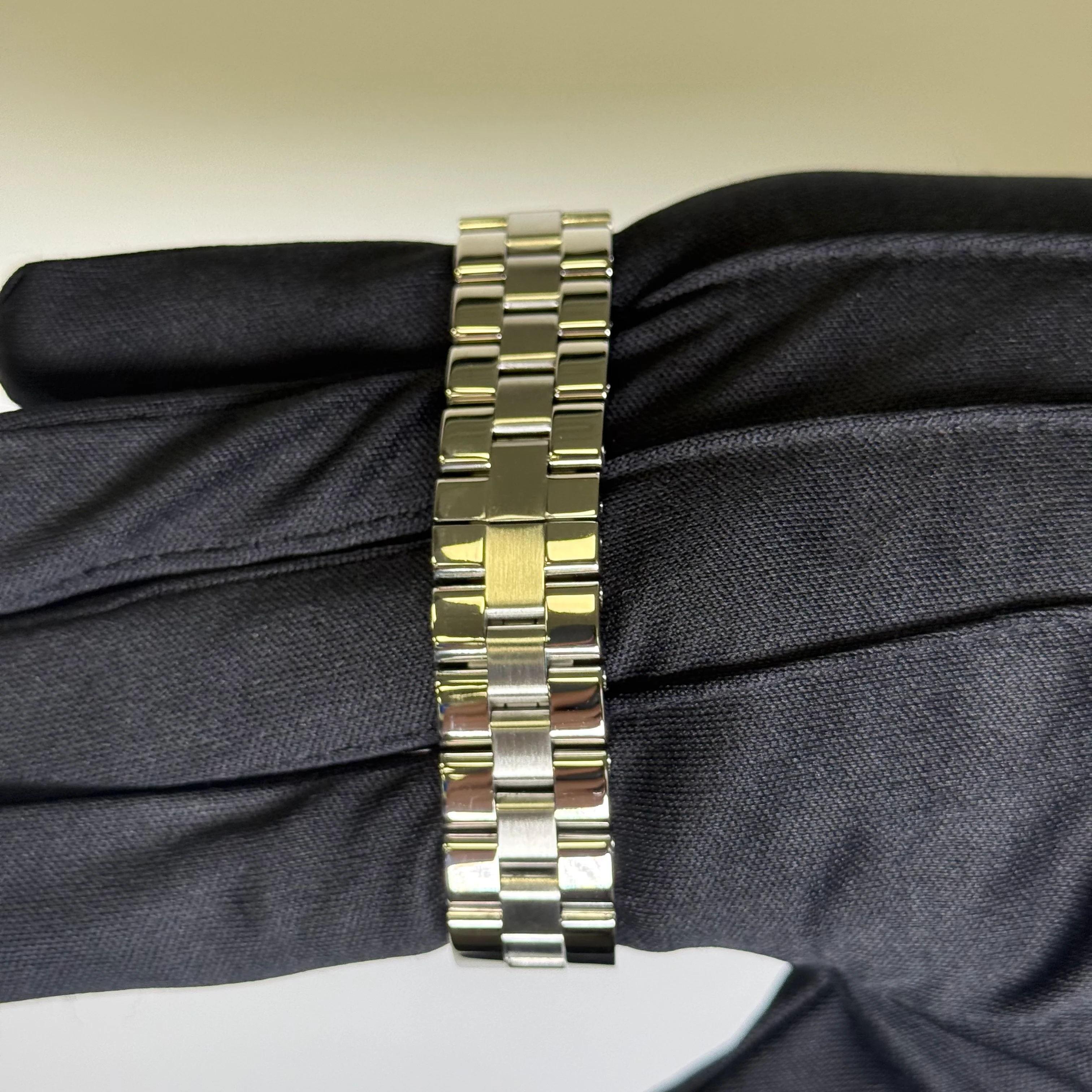 Cartier Roadster 31mm Silver Dial Watch Ref# W62016V3 - Image 4