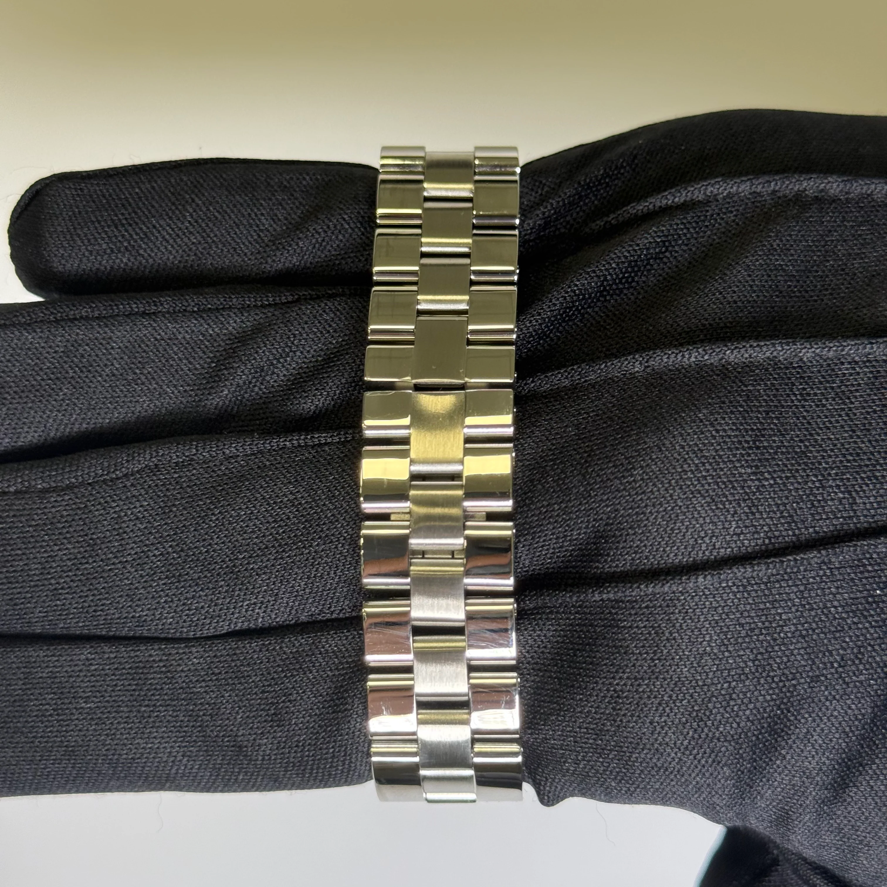 Cartier Roadster 31mm Silver Dial Watch Ref# W62016V3 - Image 4