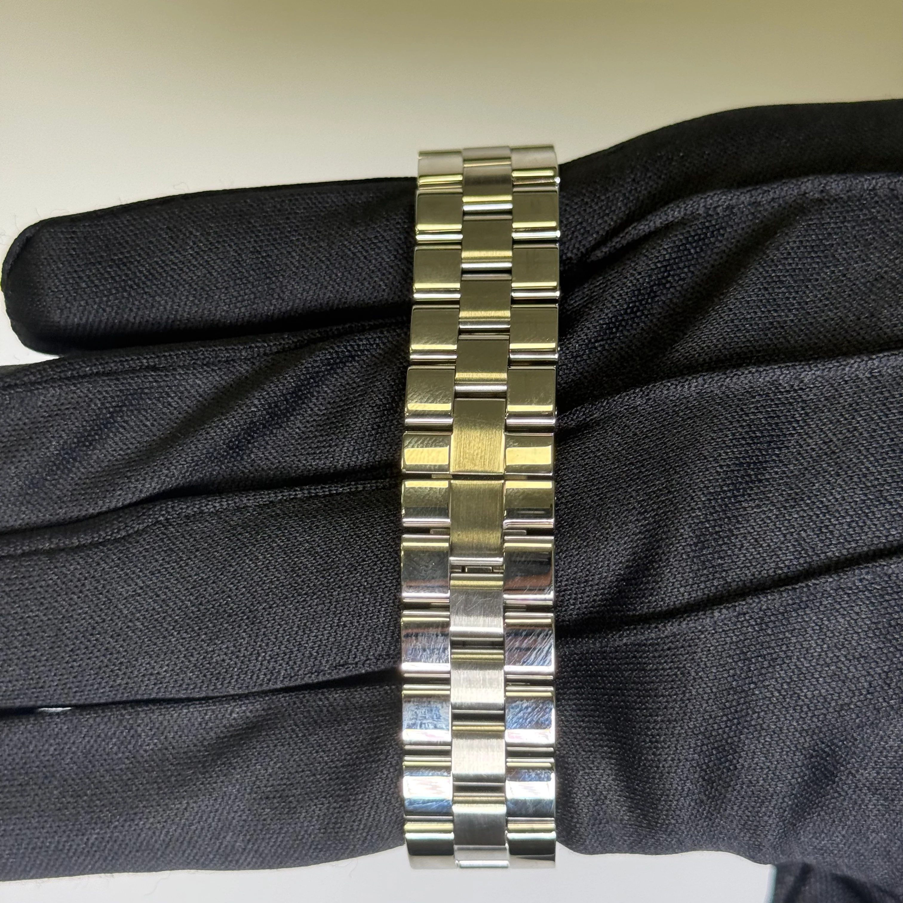 Cartier Roadster 31mm Silver Dial Watch Ref# W62016V3 - Image 4
