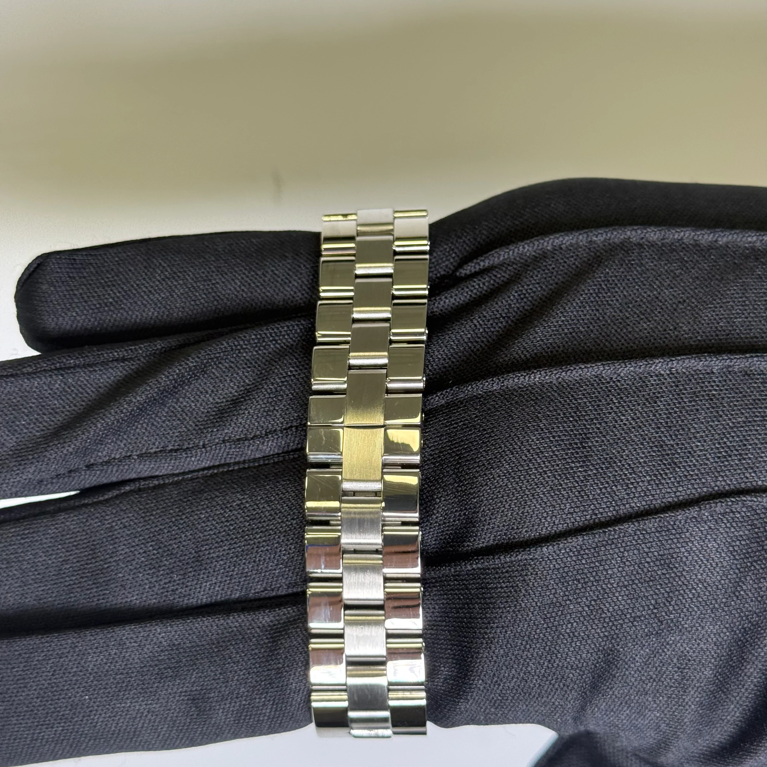 Cartier Roadster 31mm Silver Dial Watch Ref# W62016V3 - Image 4