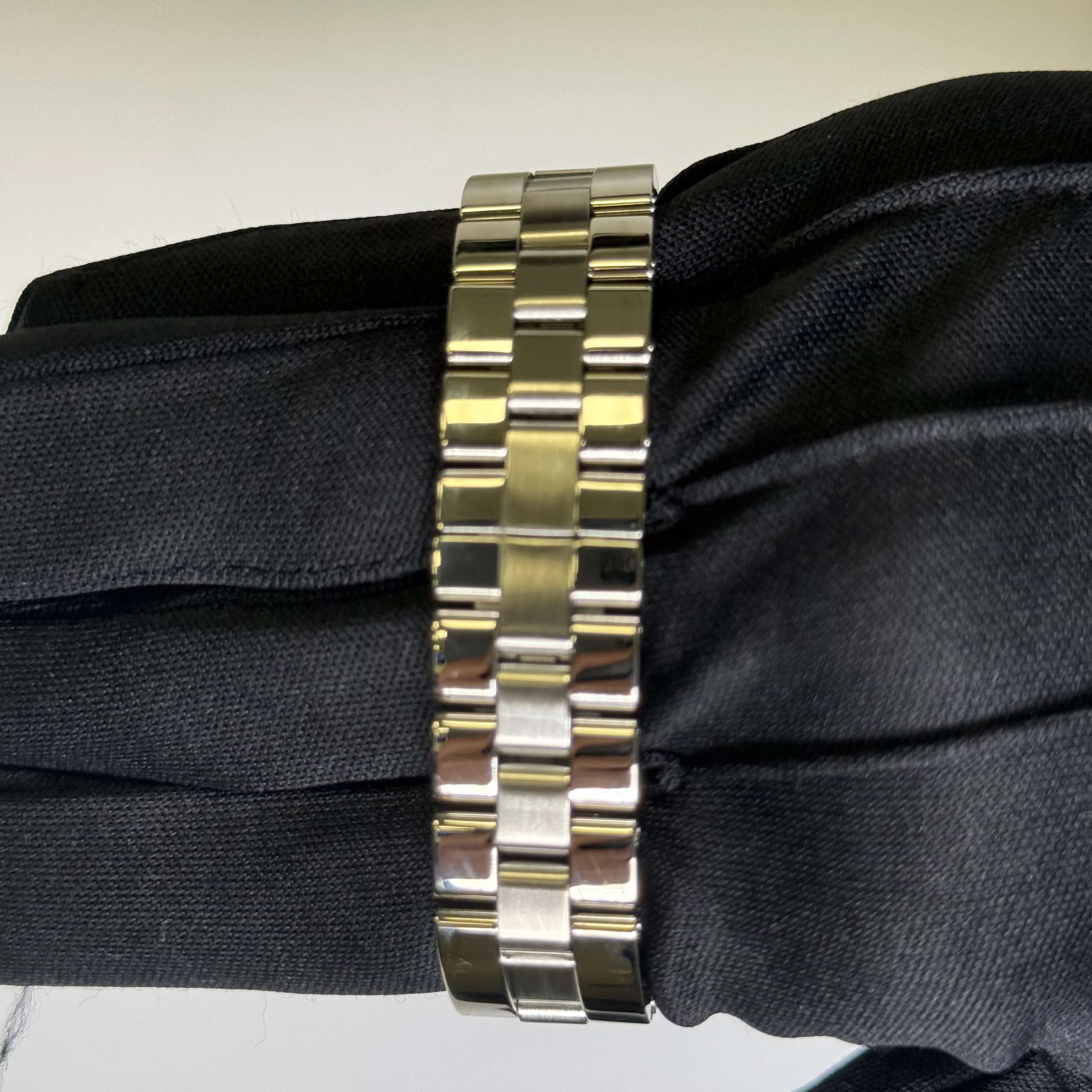 Cartier Roadster 31mm Silver Dial Watch Ref# W62016V3 - Image 4