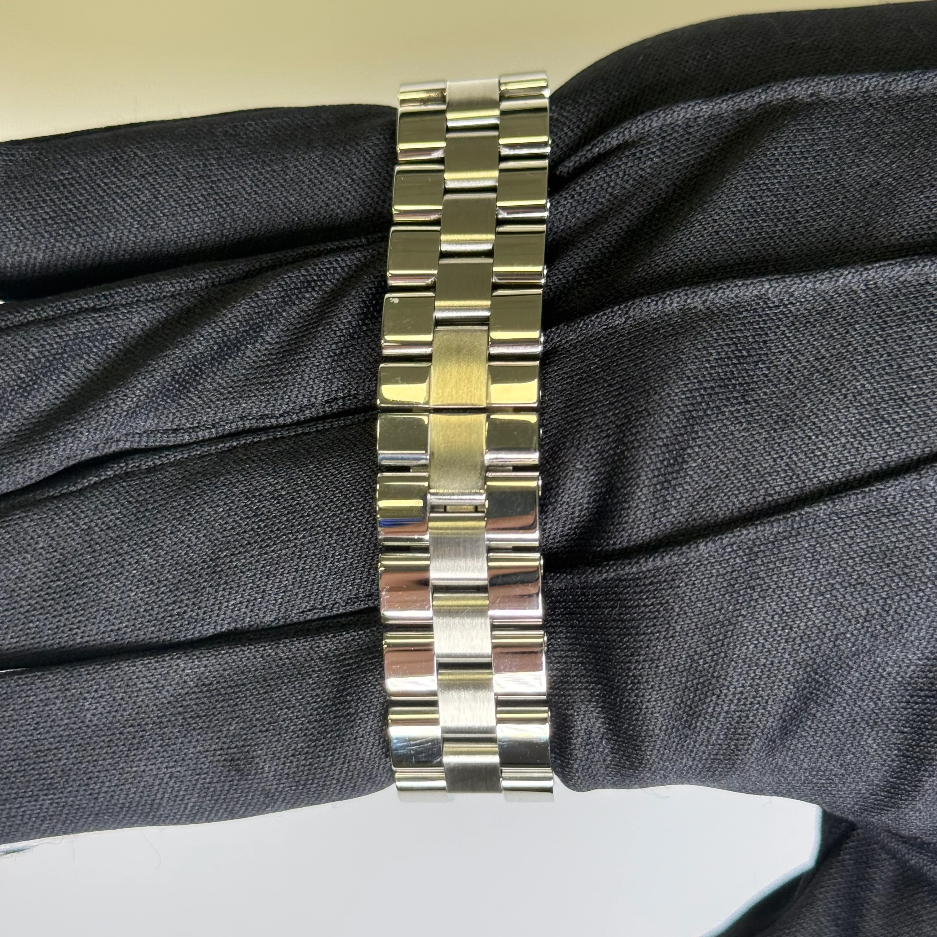 Cartier Roadster 31mm Silver Dial Watch Ref# W62016V3 - Image 4
