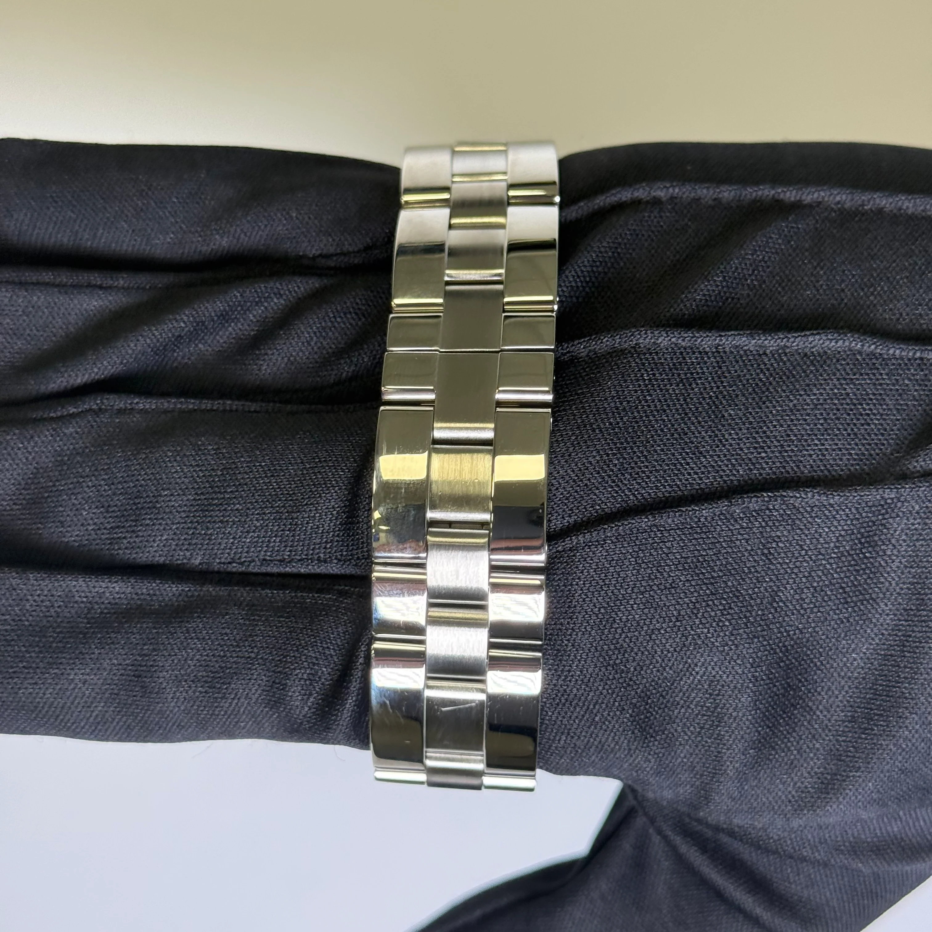 Cartier Roadster 35mm Silver Dial Watch Ref# W62025V3 - Image 4
