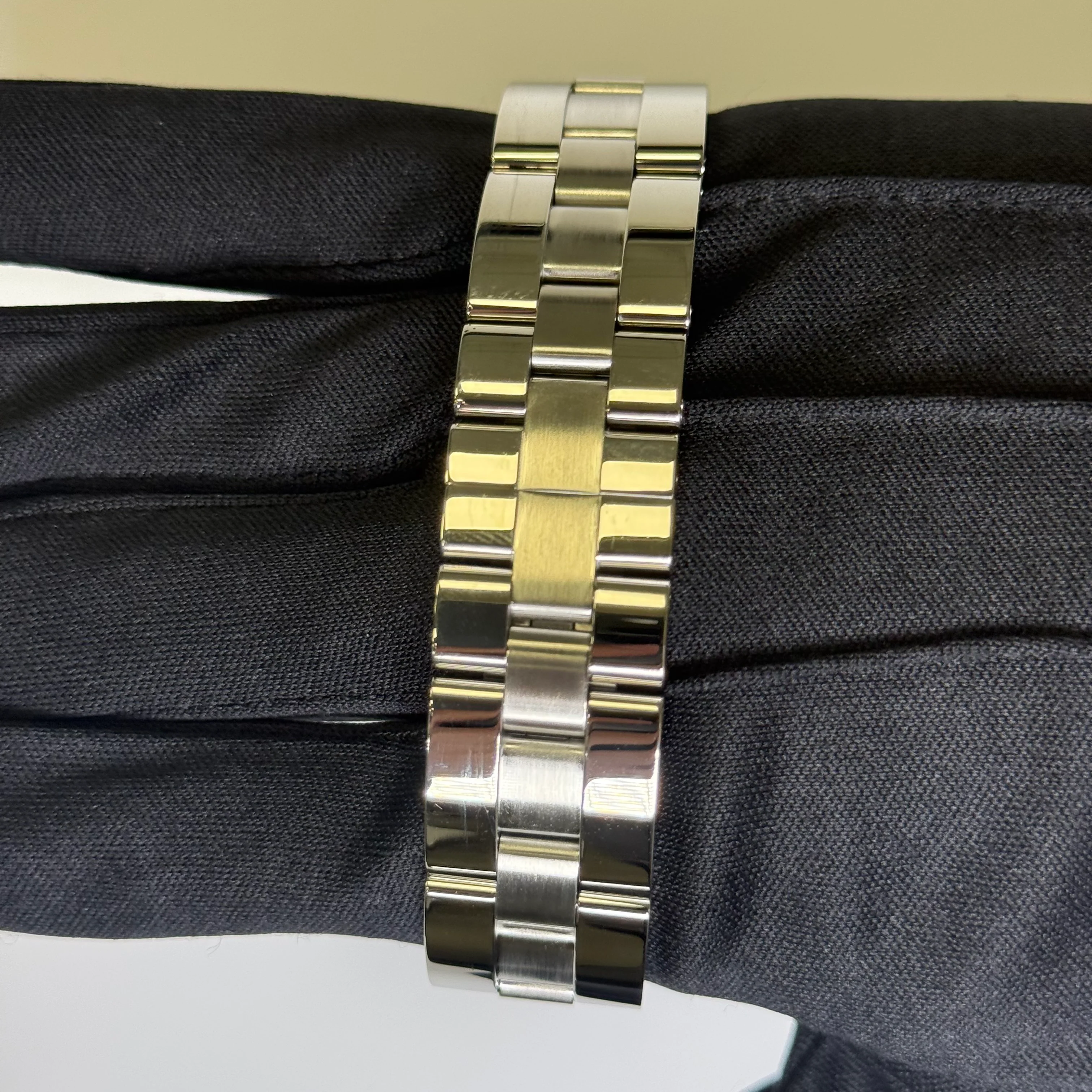 Cartier Roadster 35mm Silver Dial Watch Ref# W62025V3 - Image 4