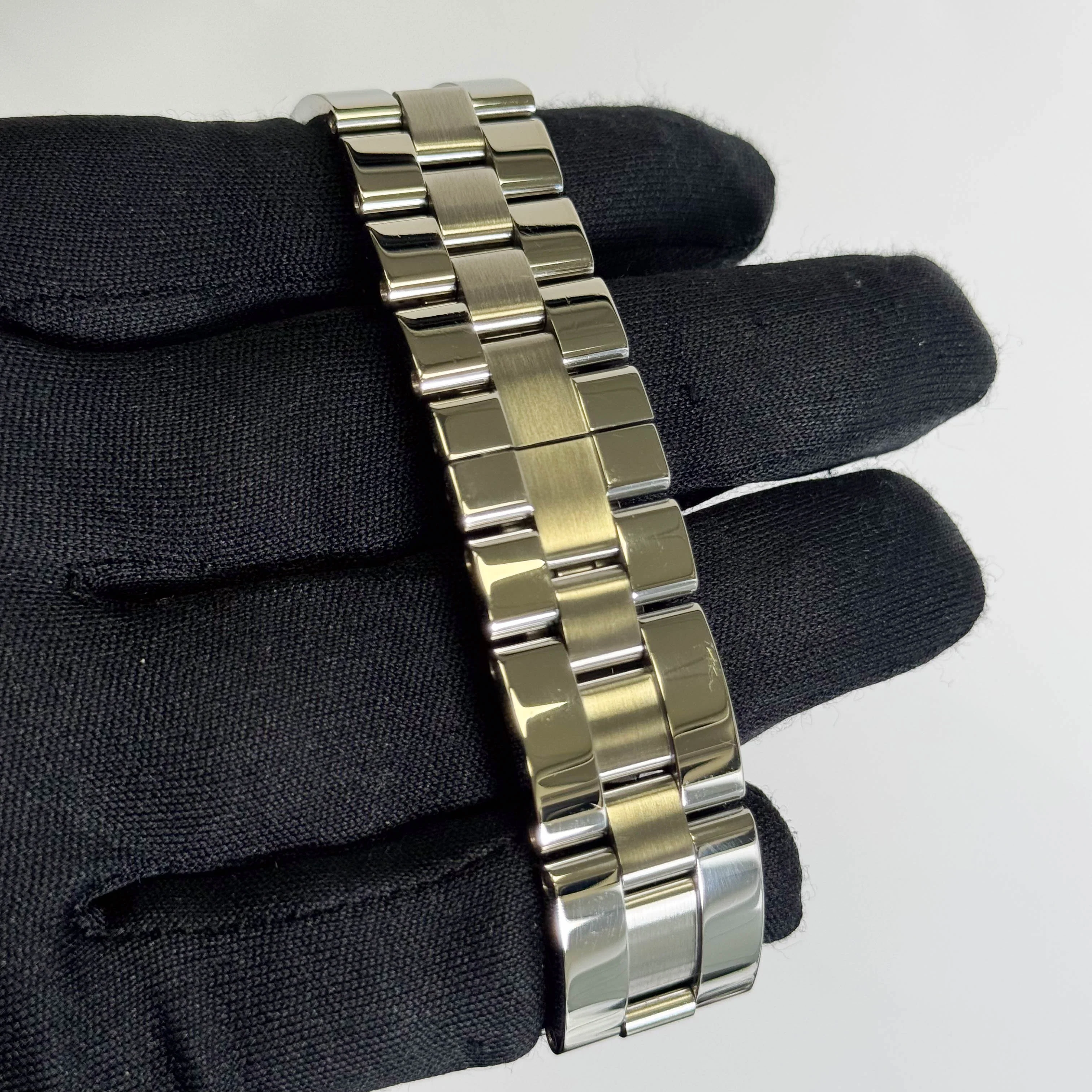 Cartier Roadster 37mm Black Dial Watch Ref# W62041V3 - Image 4