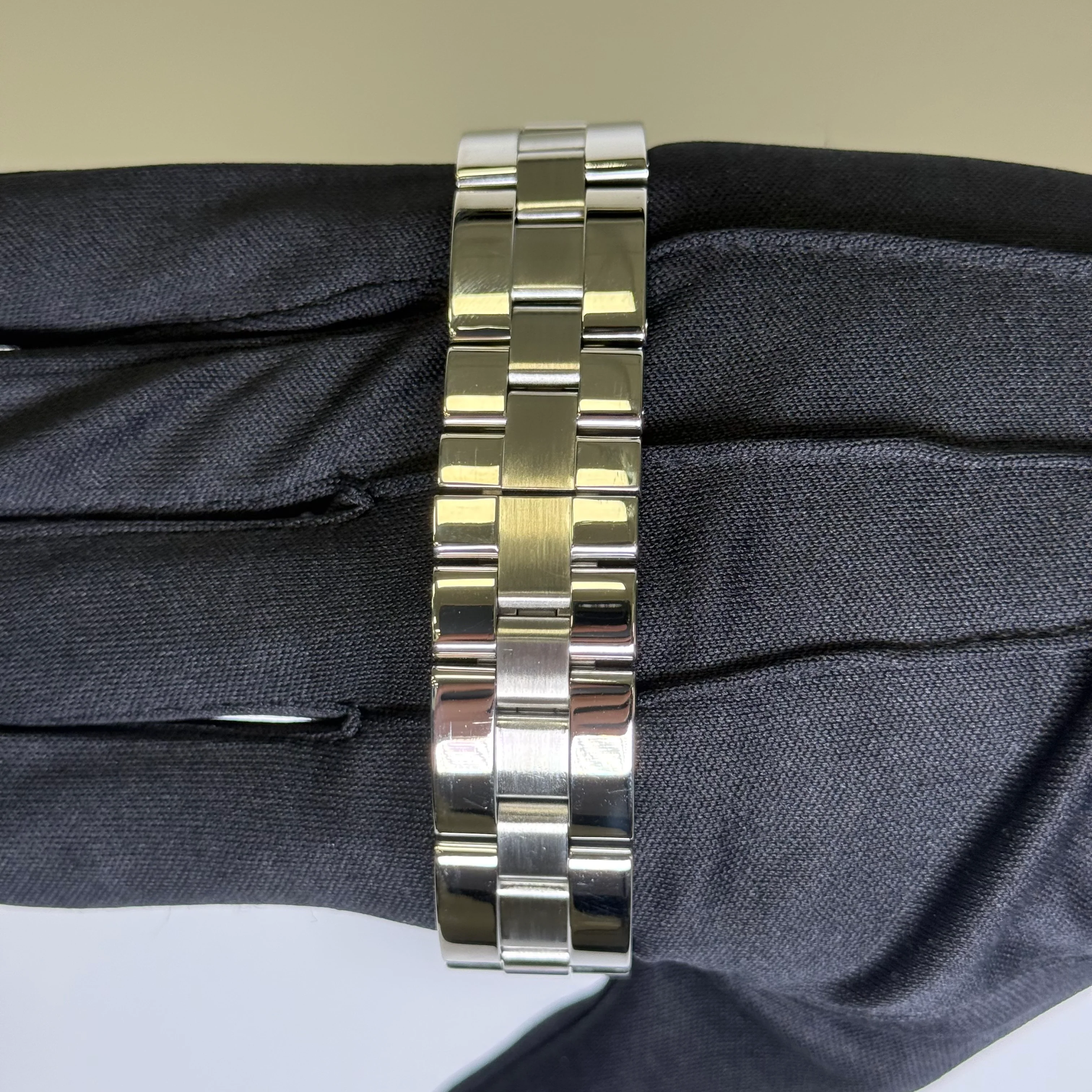 Cartier Roadster 43mm Black Dial Watch Ref# W62020X6 - Image 4