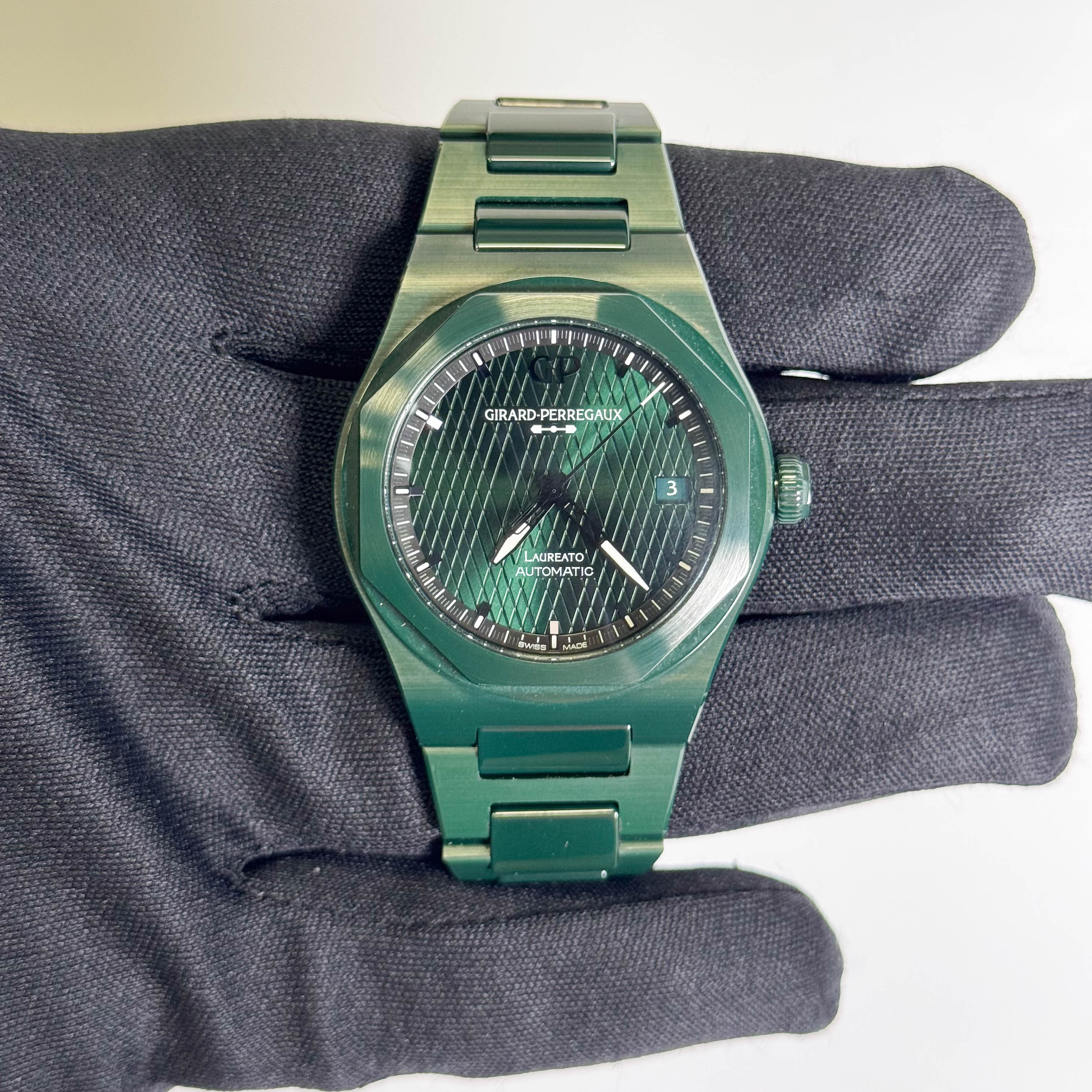 Girard Perregaux Laureato 38mm Green Dial Watch Ref# 81005-32-3080-1CX - Image 2