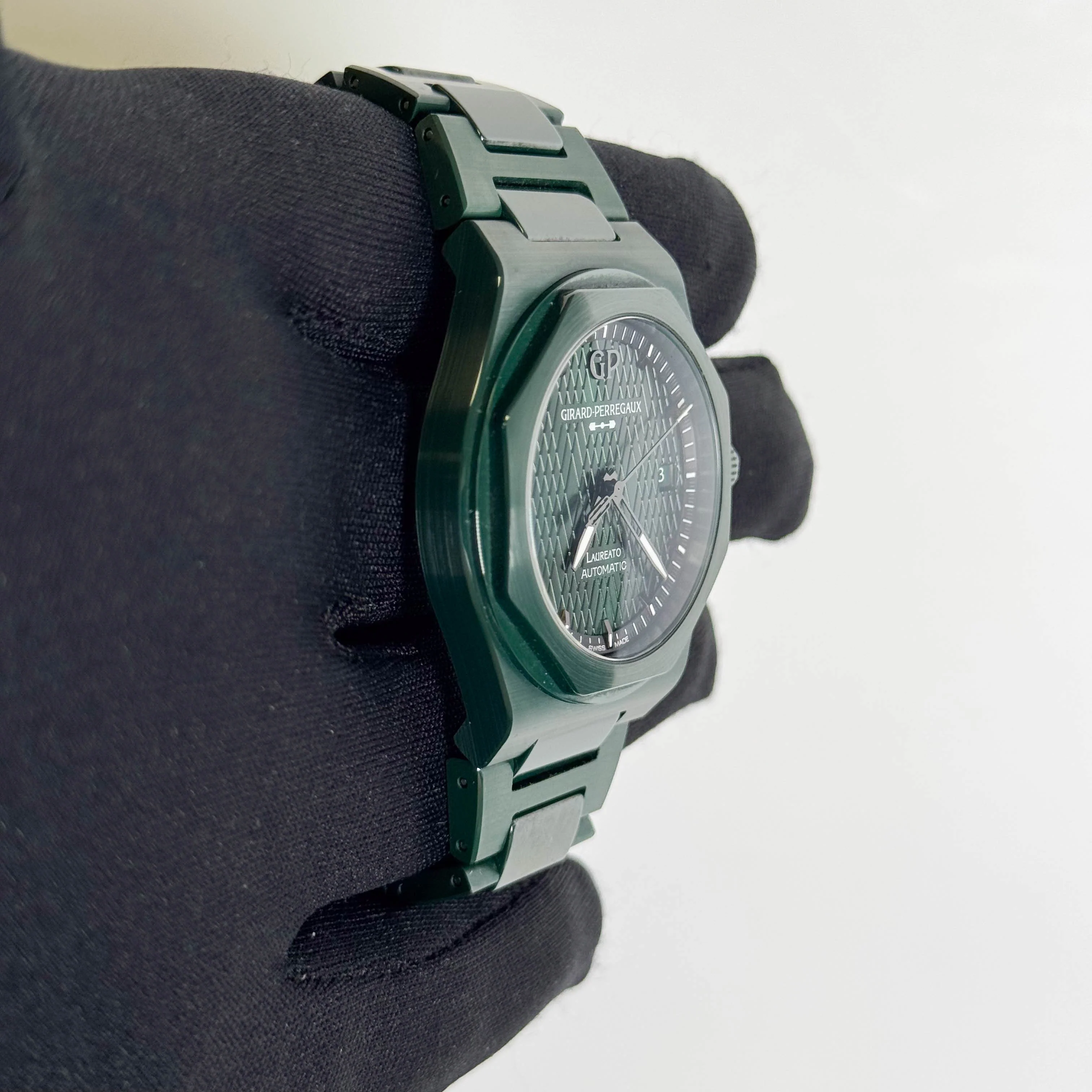 Girard Perregaux Laureato 38mm Green Dial Watch Ref# 81005-32-3080-1CX - Image 3