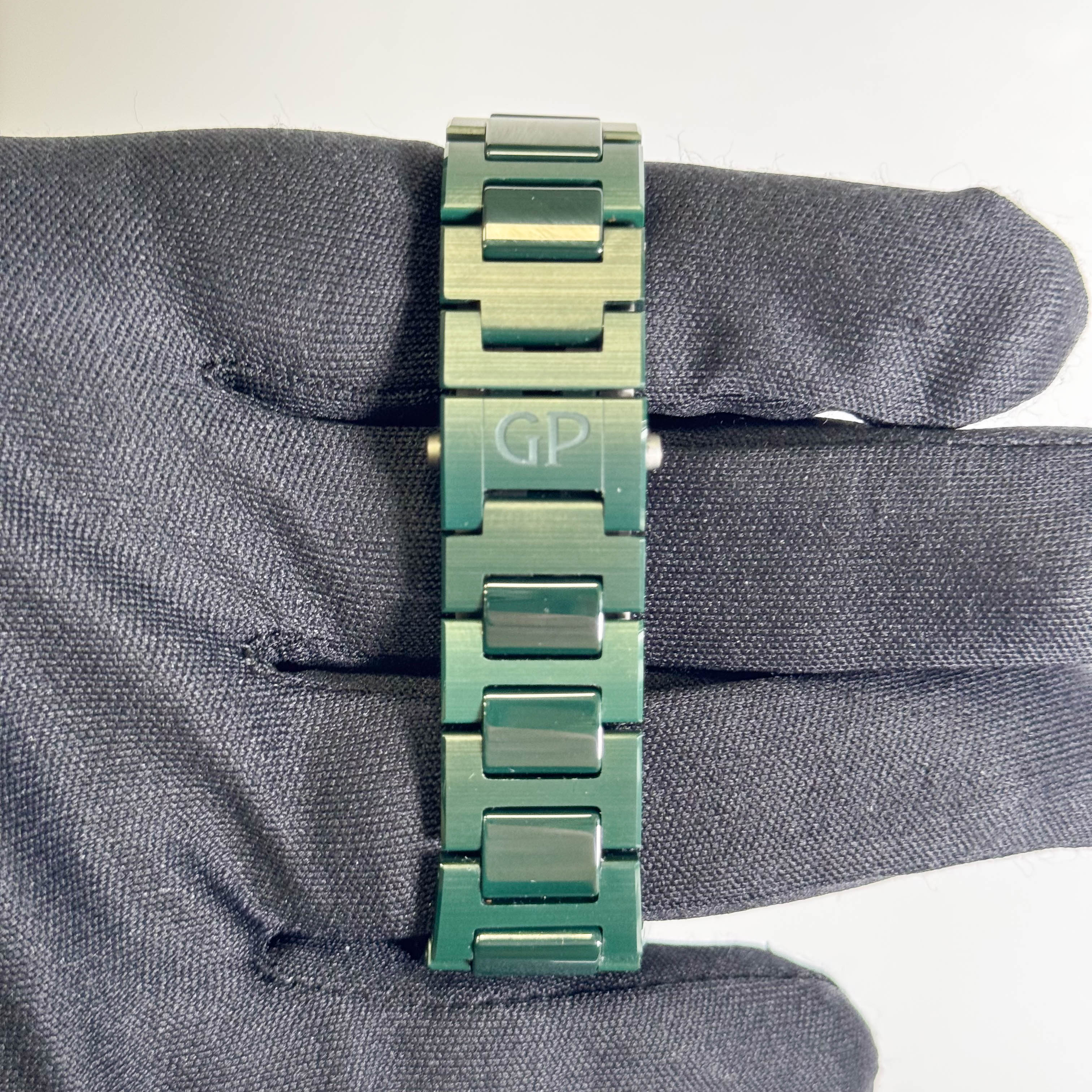 Girard Perregaux Laureato 38mm Green Dial Watch Ref# 81005-32-3080-1CX - Image 4