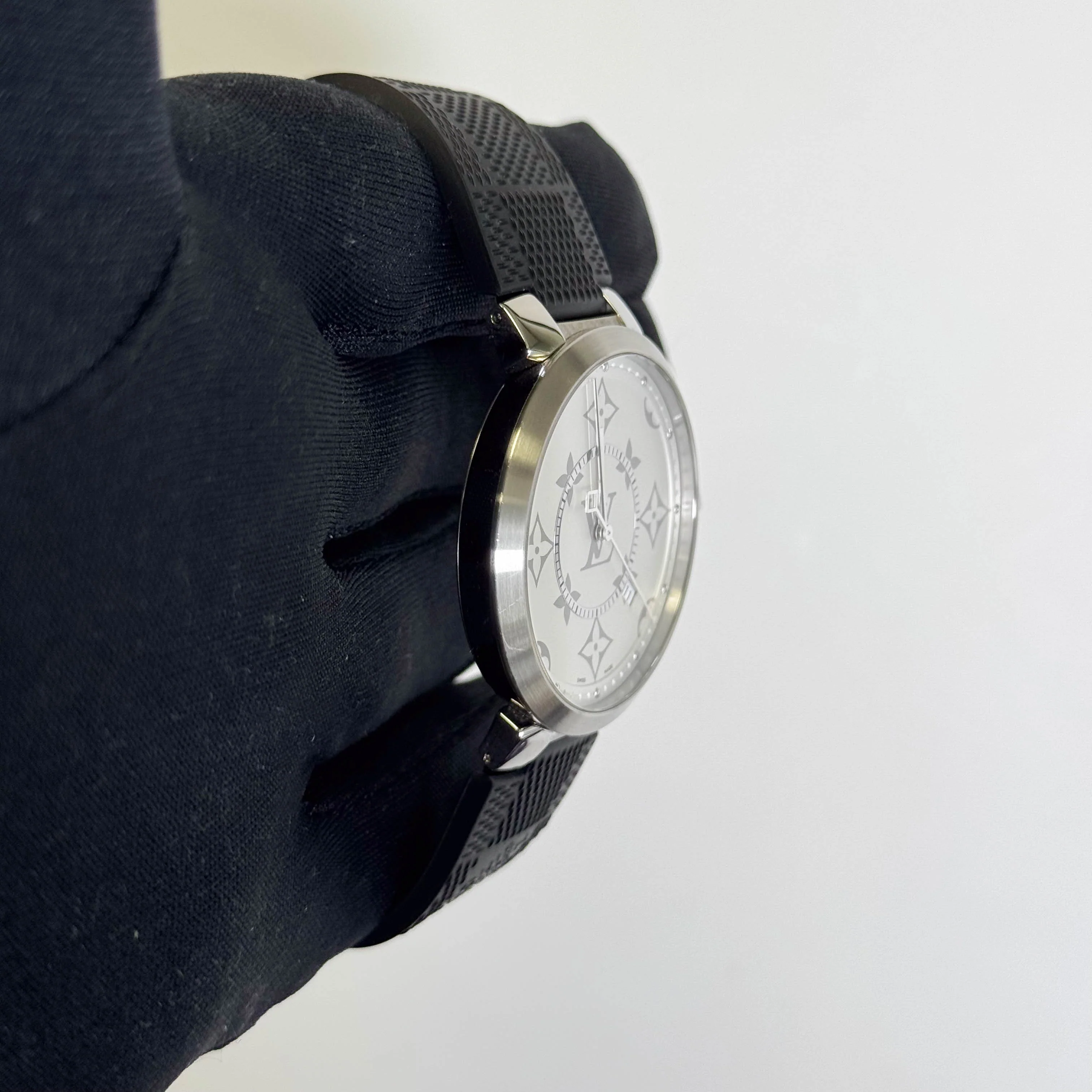 Louis Vuitton Tambour 39mm White Dial Watch Ref# QA120 - Image 3