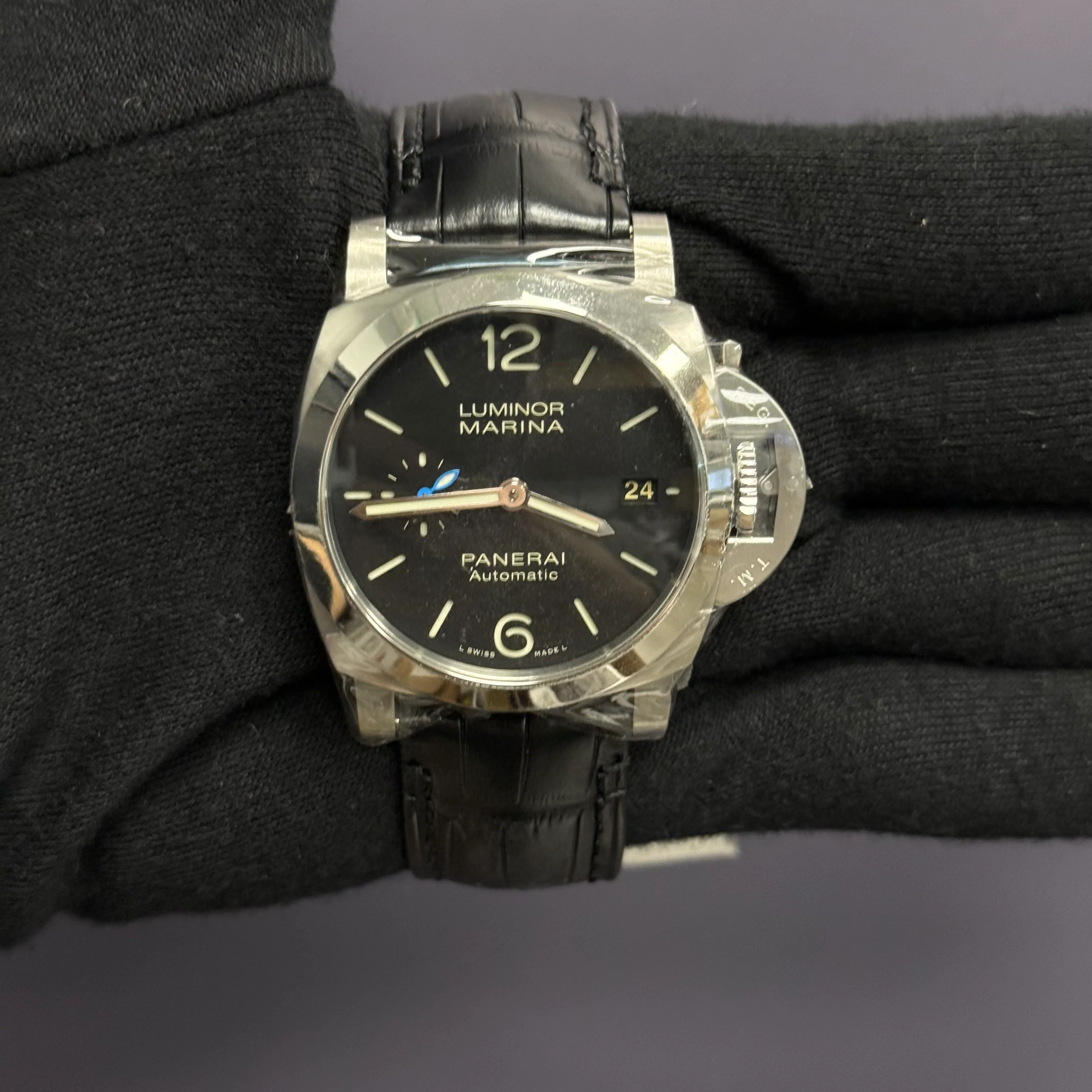 Panerai Luminor 40mm Black Dial Watch Ref# PAM01372 - Image 2