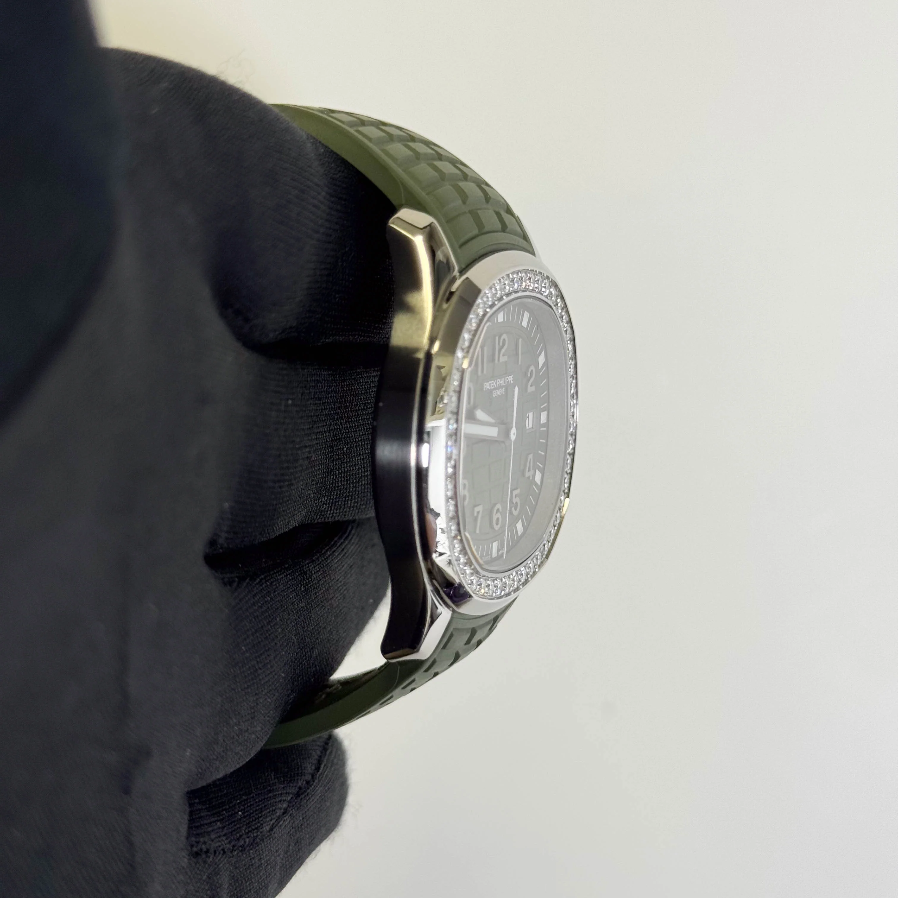 Patek Philippe Aquanaut 38.8mm Green Dial Watch Ref# 5267/200A-011 - Image 3