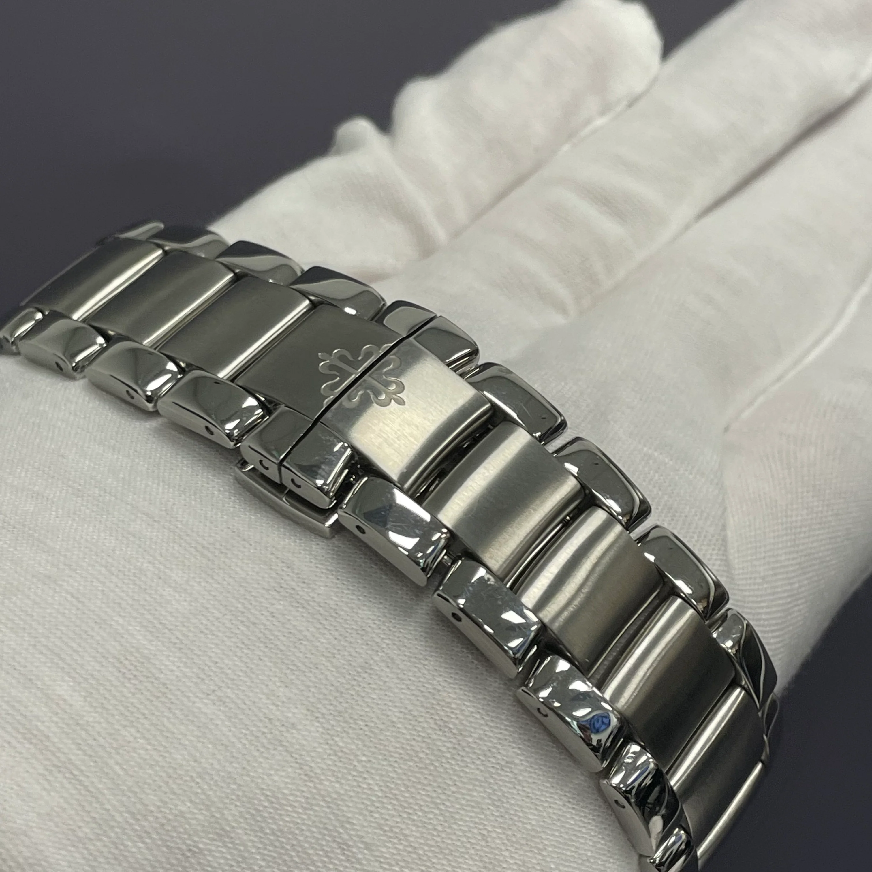 Patek Philippe Aquanaut 40mm Grey Dial Ref# 5167/1A-001 - Image 4