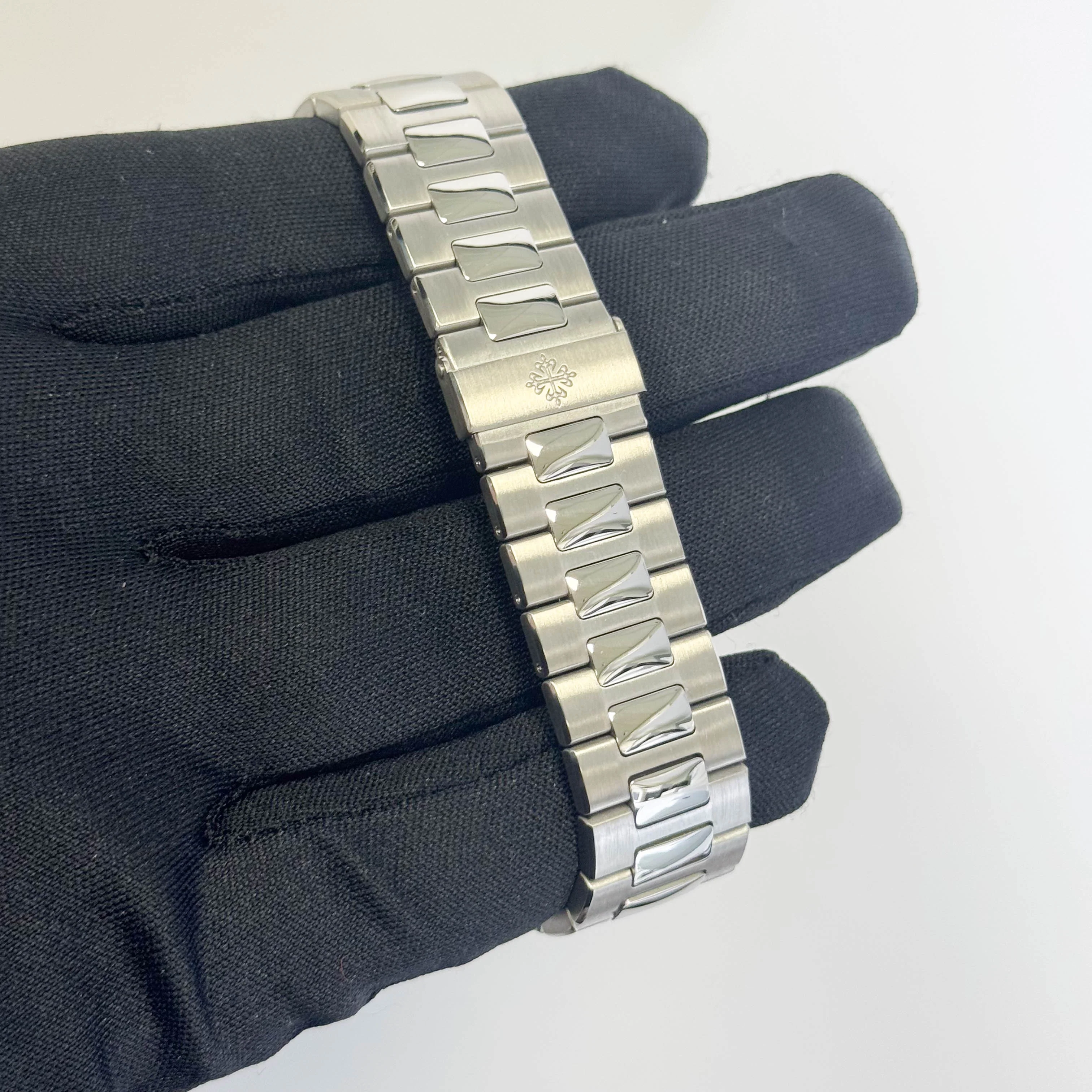 Patek Philippe Nautilus 40.5mm Grey Dial Watch Ref# 5990/1A-001 - Image 4