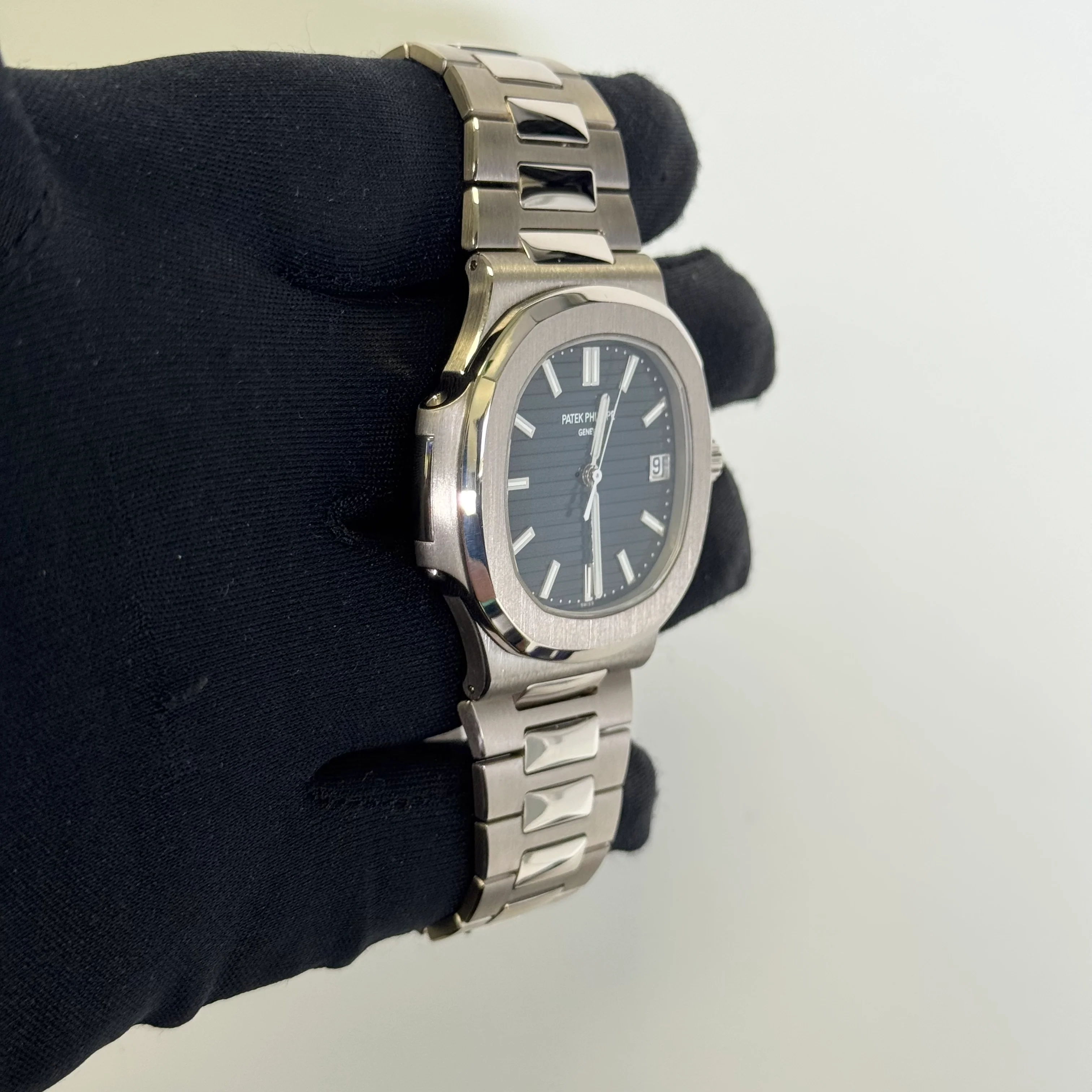 Patek Philippe Nautilus 40mm Blue Dial Watch Ref# 5811/1G-001 - Image 3