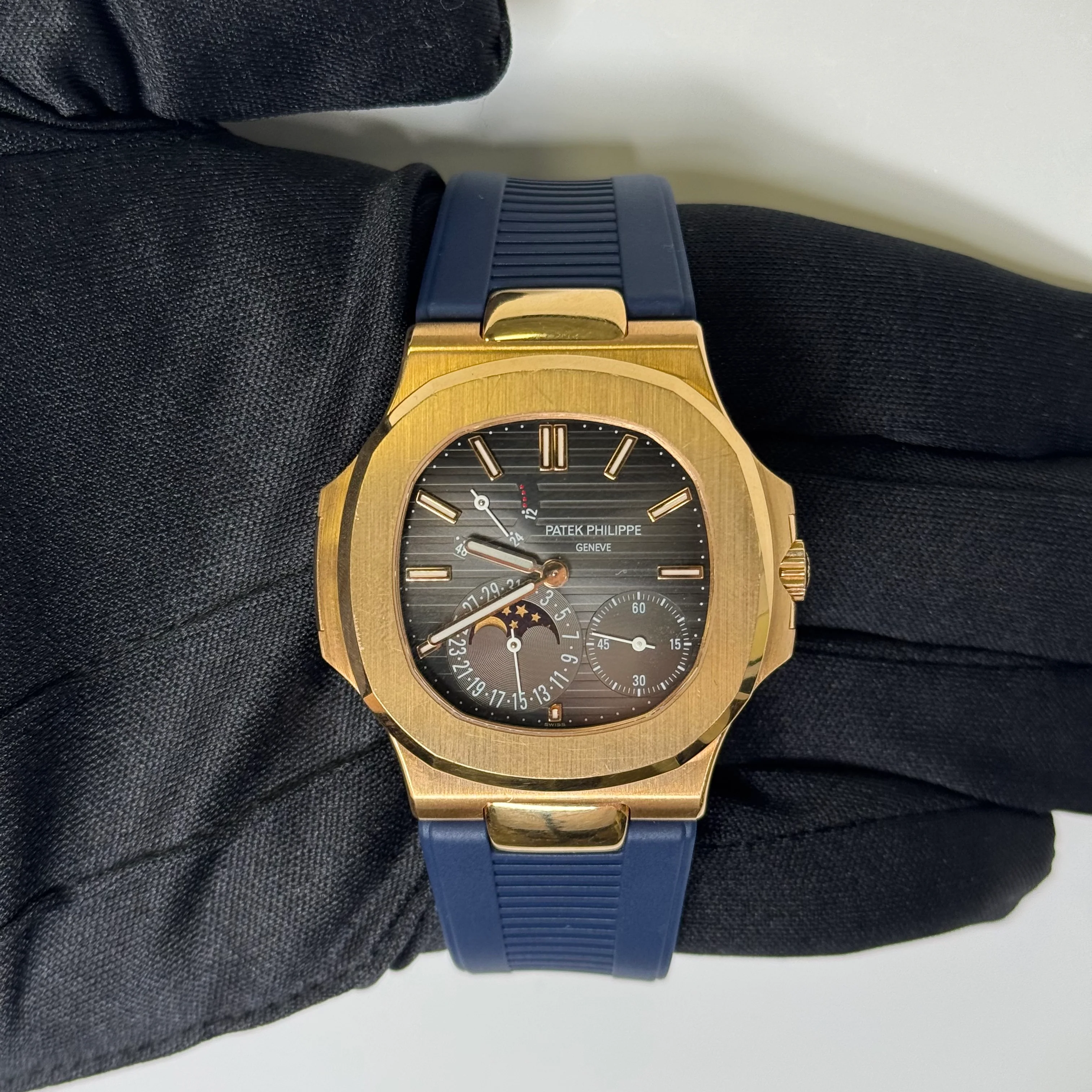 Patek Philippe Nautilus 40mm Grey Dial Watch Ref# 5712R-001 - Image 2