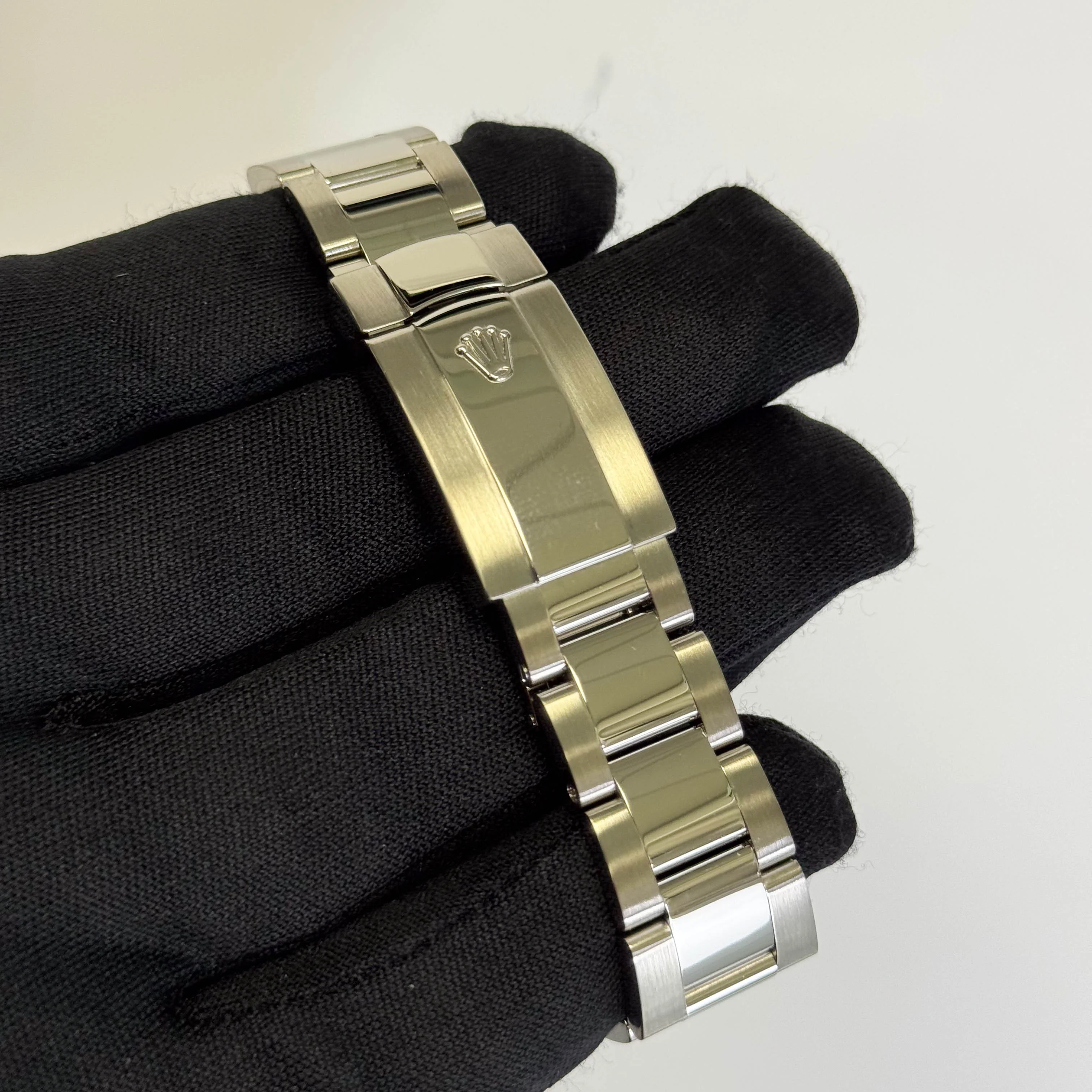 Rolex Milgauss 40mm Black Dial Watch Ref# 116400GV - Image 4