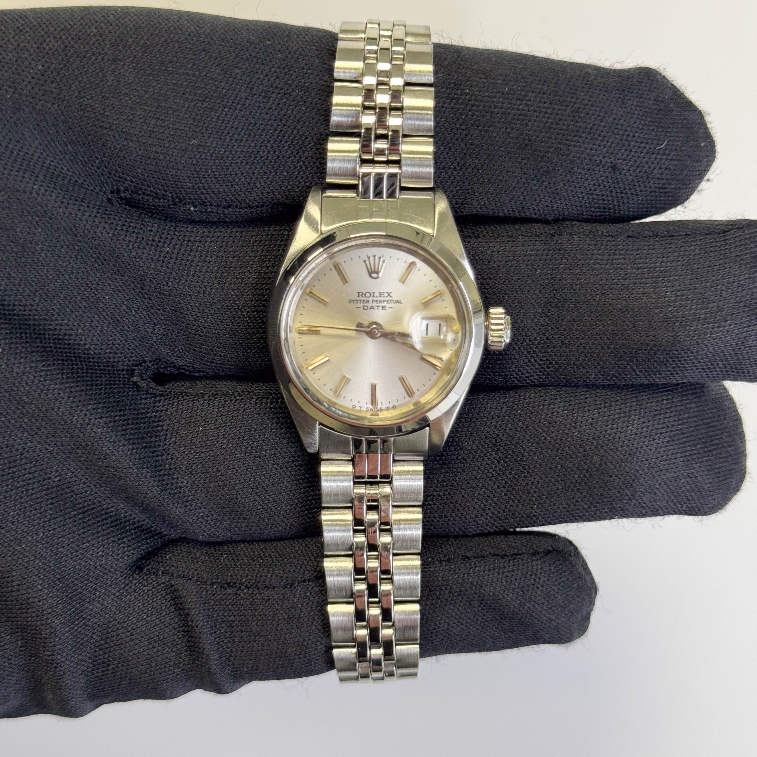 Rolex Oyster Perpetual Datejust 26mm Silver Dial Watch Ref# 69160 - Image 2