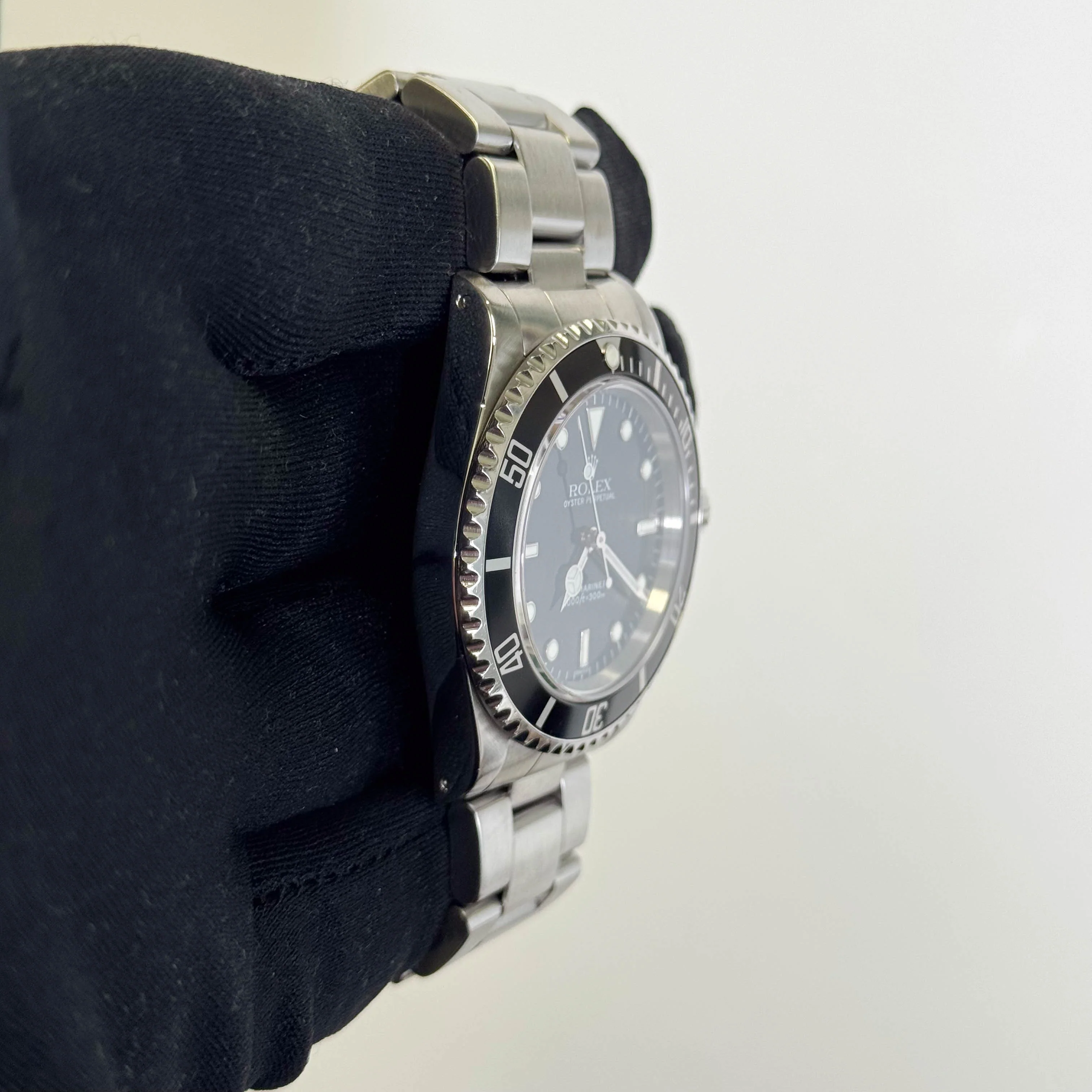 Rolex No Date Submariner 40mm Black Dot Dial Watch Ref# 14060 - Image 3