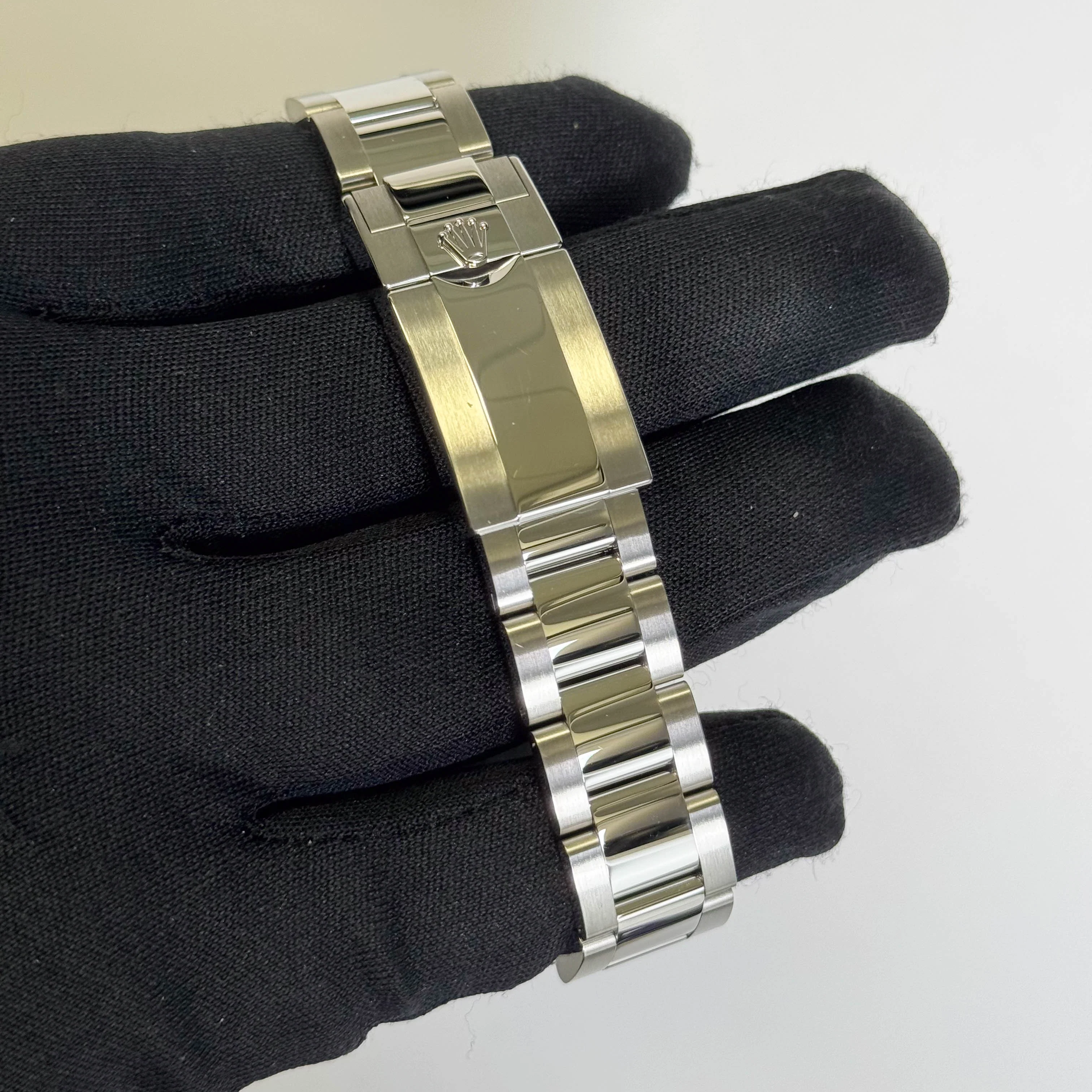 Rolex Yacht-Master 40mm Rhodium Dial Watch Ref# 126622 - Image 4