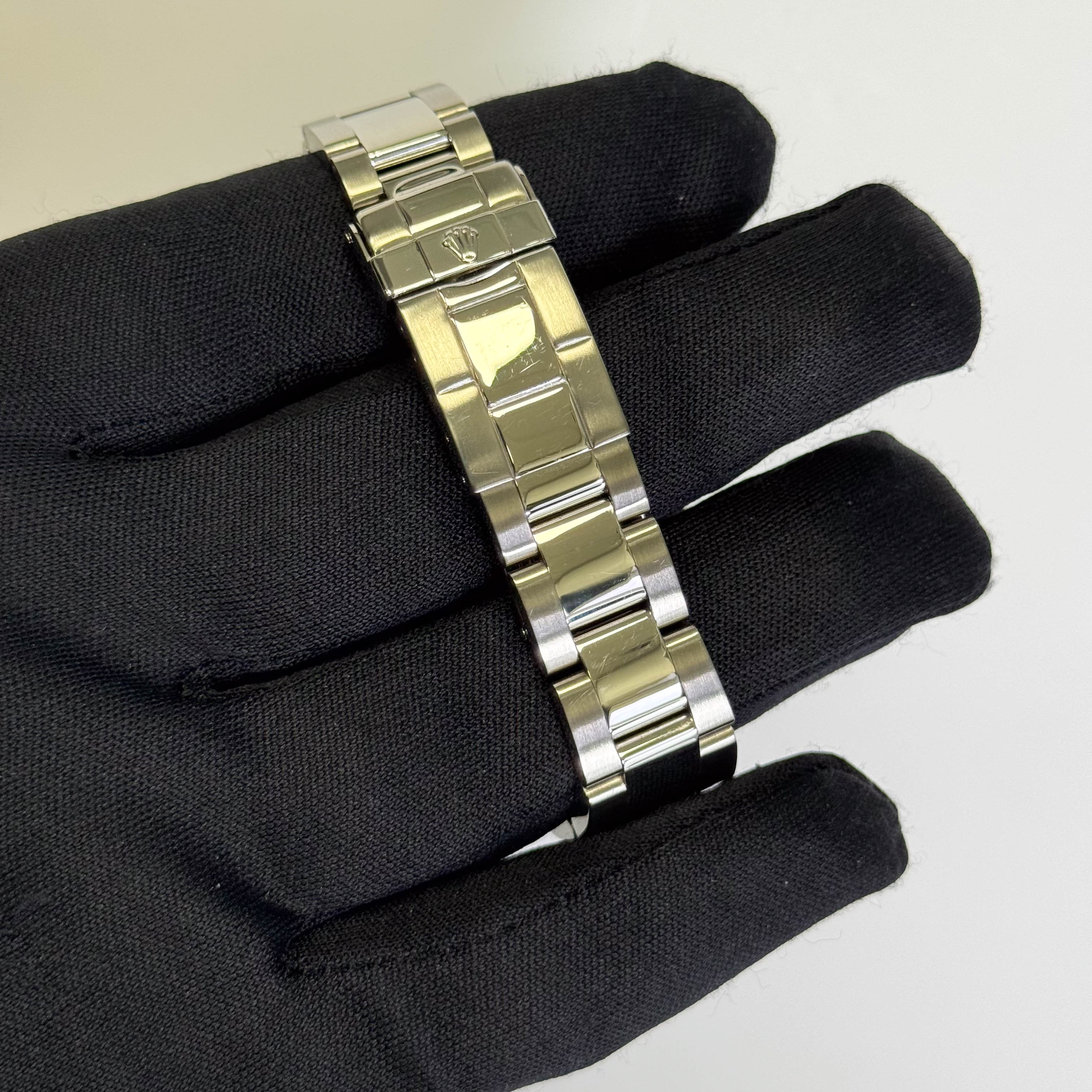 Rolex Yacht-Master 34mm Silver Dial Watch Ref# 168622 - Image 4