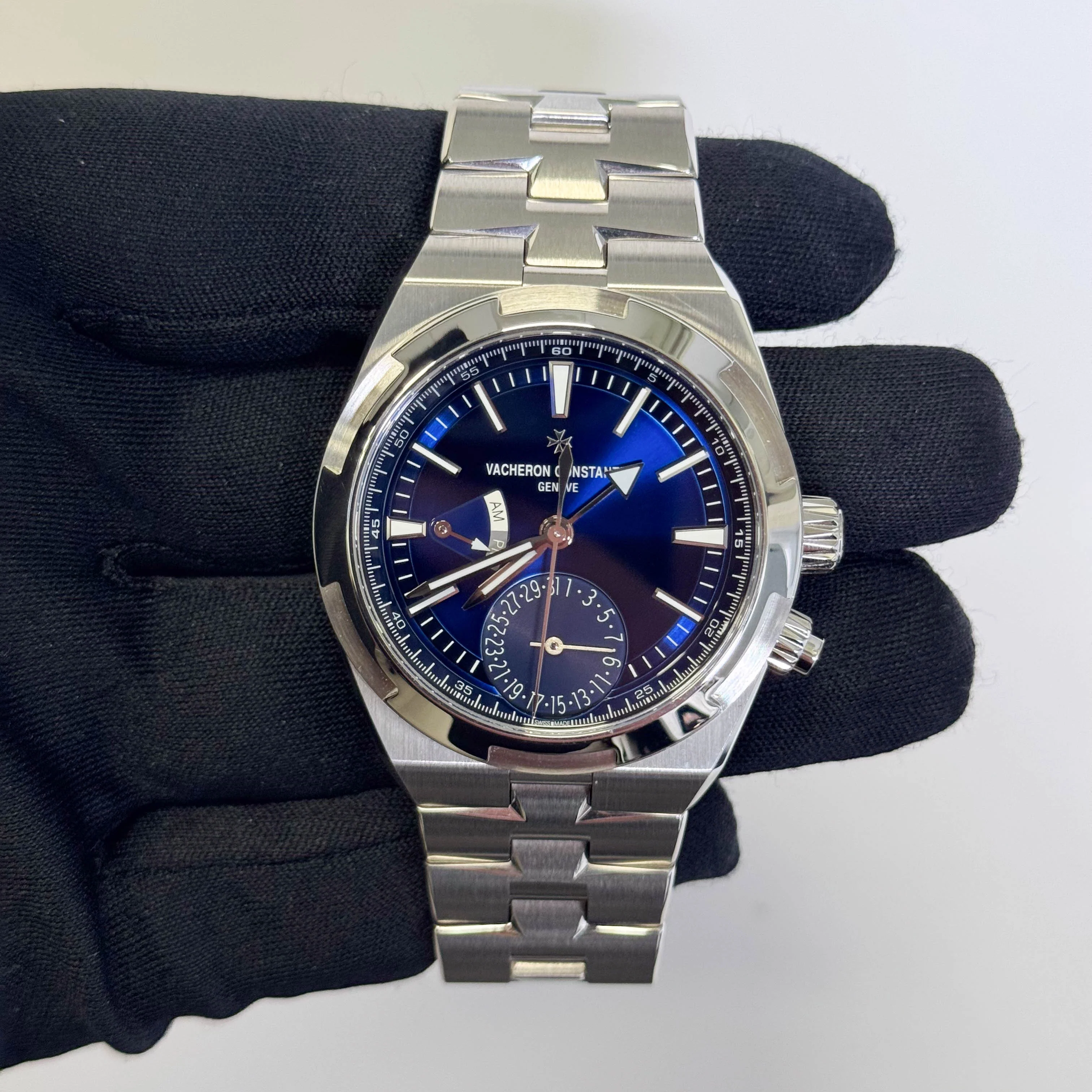 Vacheron Constantin Overseas Dual Time 41mm Blue Stick Dial Watch Ref# 7900V/110A-B334 - Image 2