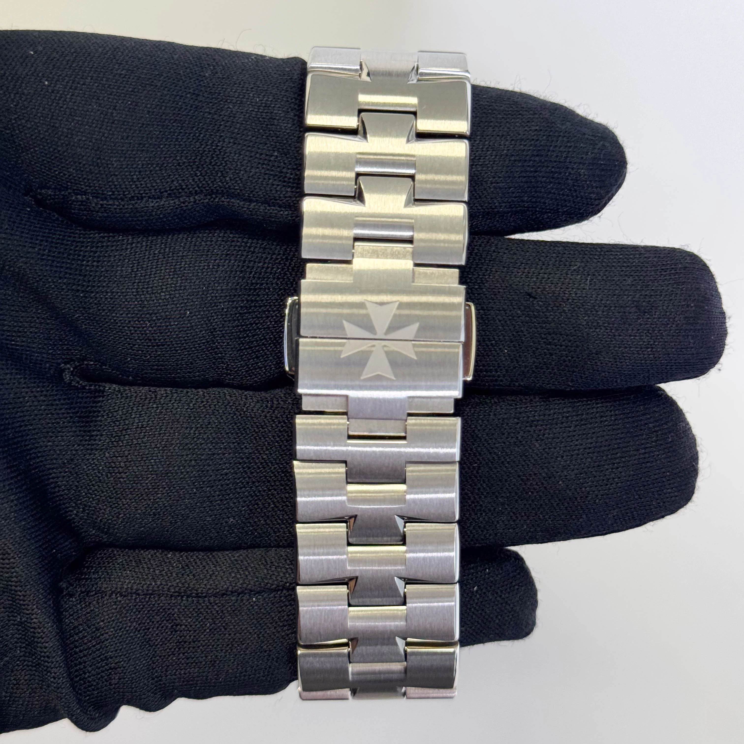 Vacheron Constantin Overseas Dual Time 41mm Blue Stick Dial Watch Ref# 7900V/110A-B334 - Image 4